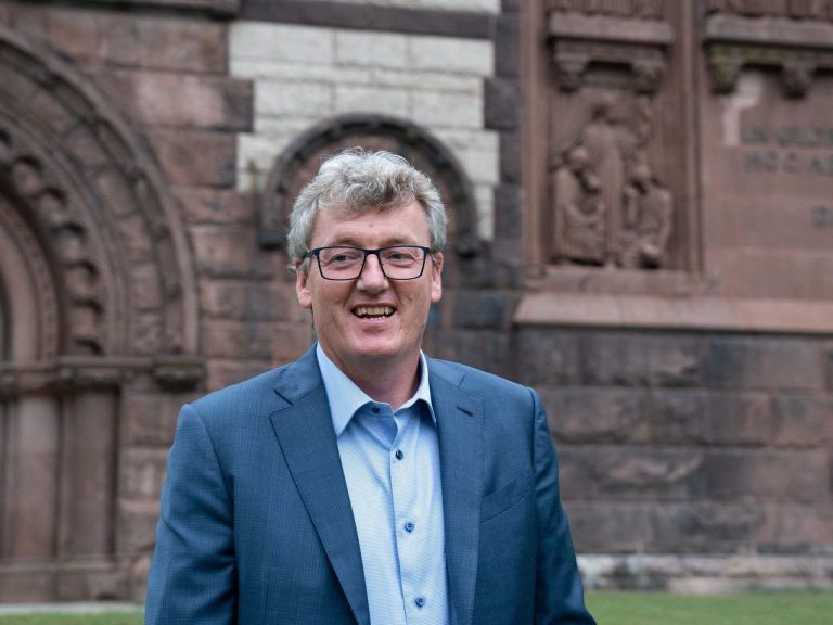 Prof David MacMillan gives Nobel prize money to students