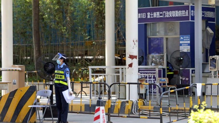 Apple: Chinese workers flee Covid lockdown at iPhone factory