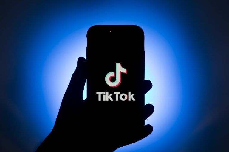 <strong>China criticises the US for imposing a ban on TikTok on government devices.</strong>