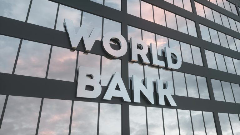 <strong>The World Bank promises Sri Lanka that it will help the country in its economic recovery.</strong>