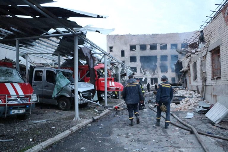 <strong>In Dnipro, a city in Ukraine, Russia launches an airstrike.</strong>