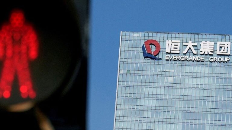 <strong>Evergrande’s shares plummet 80% as the Chinese developer faces a crisis</strong>.