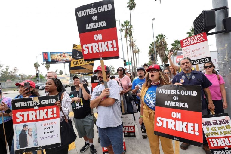 <strong>Hollywood writers reach an agreement, ending a lengthy US studio strike.</strong>