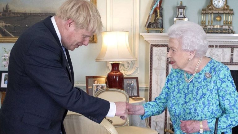 <strong>Amid the pandemic, officials contacted the palace about Boris Johnson’s behavior.</strong>