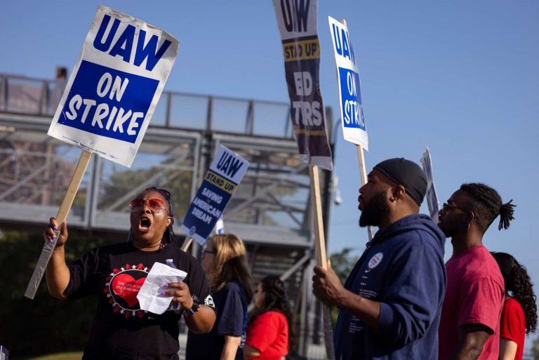 <strong>UAW Holds Off on Expanding Strike as Progress Made in Talks</strong>
