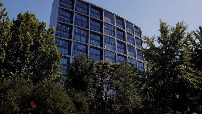 <strong>China Investigates Major Shadow Bank Amidst Financial Turmoil</strong>