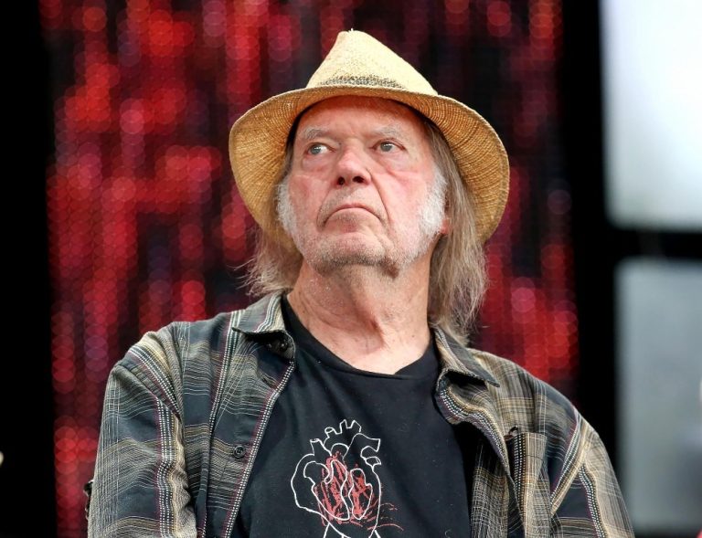 Neil Young Ends Spotify Boycott Over Joe Rogan Controversy